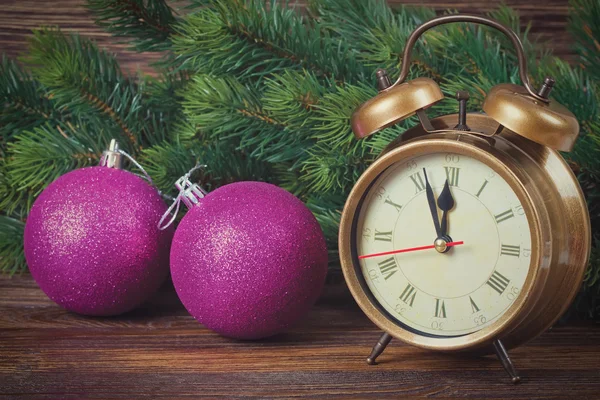 Noel saat ve çam dalları