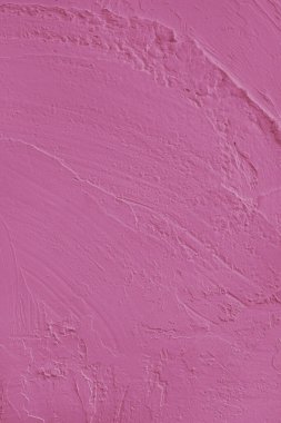 Yaklaş, parlak pembe beton duvar yüzeyinin kabataslak, dokulu ve soyut alçı darbeleriyle dolu makrosu. Grunge arkaplanı, endüstriyel arkaplan, modern duvar kağıdı, tasarım ögesi.