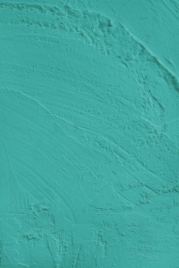 Yaklaş, canlı turkuaz renkli duvar yüzeyinin sert, ağır desenli ve soyut alçı darbelere sahip makrosu. Grunge arkaplanı, endüstriyel arkaplan, modern duvar kağıdı, tasarım ögesi.