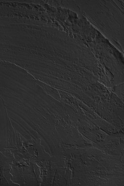 Yaklaş, parlak siyah beton duvar yüzeyinin kabataslak, dokulu ve soyut alçı darbeleriyle dolu makrosu. Grunge arkaplanı, endüstriyel arkaplan, modern duvar kağıdı, tasarım ögesi.