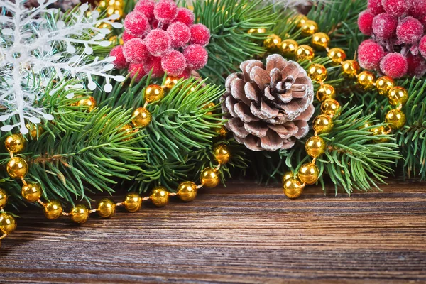 Julgran Gran med dekoration trä bakgrund — Stockfoto
