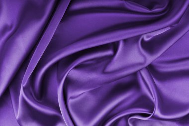 Buruşuk, buruşuk mor renkli parlak ipek saten ve dalga örtüsü. Yumuşak kıvrımlı, parlak, pürüzsüz kumaş. Zarif zengin bir zemin, duvar kâğıdı, fon. Düz yatış, üst görünüm