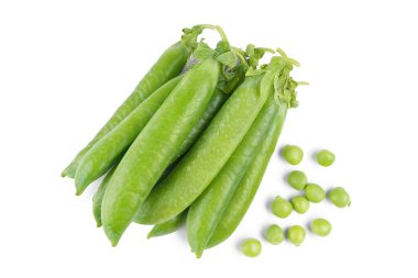 Yığınla taze bezelye kabuğu. Beyaz arka planda izole edilmiş doğal dokusu var. Sağlıklı yiyecekler, organik, baklagil bitkisi, hasat, çiğ sebze, besin maddesi. Yaklaş, makro.