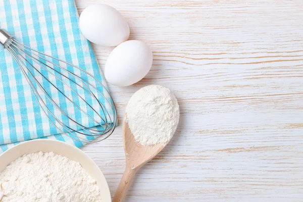 Beyaz ahşap zemin üzerinde fırın malzemeleri