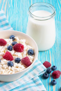 süzme peynir çilek ile