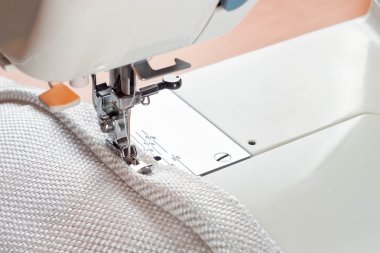 dikiş makinesi ve dekoratif kenar kordon.