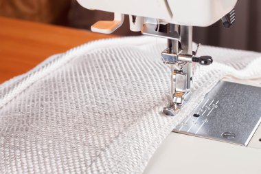 dikiş makinesi ve dekoratif kenar kordon.