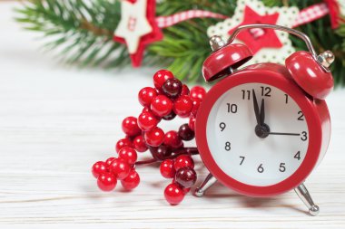 Noel saat ve çam dalları