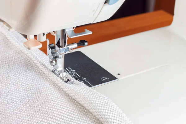 Máquina de coser y cordón de borde decorativo . — Foto de Stock