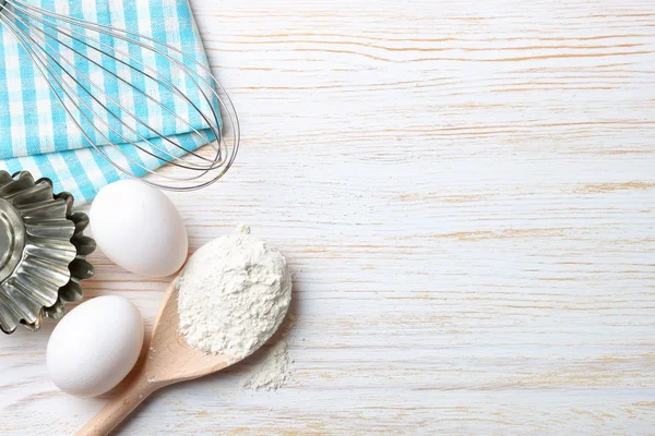 Ingredienti da forno su sfondo di legno bianco — Foto Stock