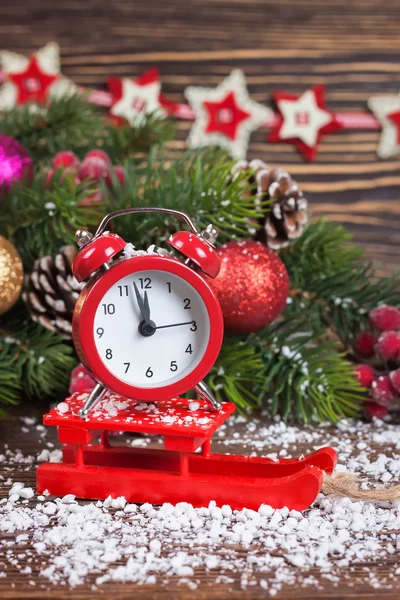 Reloj despertador con nieve y decoraciones navideñas —  Fotos de Stock