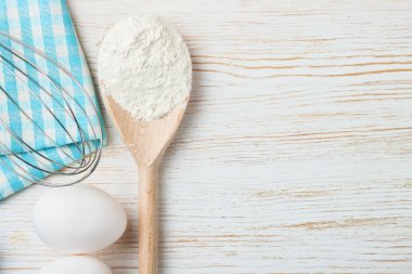 Beyaz ahşap zemin üzerinde fırın malzemeleri