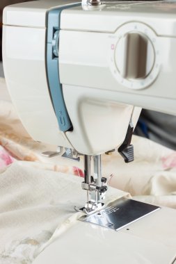 Modern dikiş makinesi