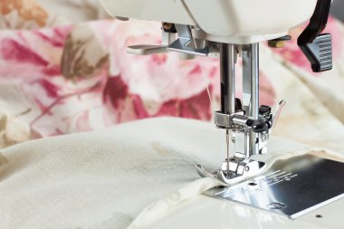 Modern dikiş makinesi