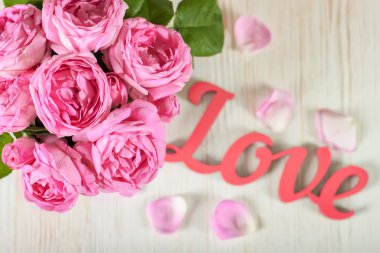 Vazoda pembe güller