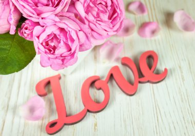 Vazoda pembe güller