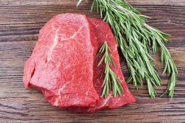 rosemary ile taze çiğ et 