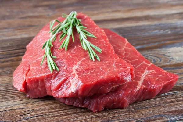 rosemary ile taze çiğ et 