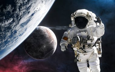 Astronot açık alanda kırmızı ve mavi ışıkta yaşayan gezegenlerin arka planına karşı