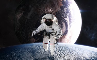 Gezegen yörüngesindeki uzaydaki astronot. Derin uzayda yaşayan gezegen