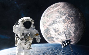 Uzay istasyonu, uzayın derinliklerindeki gezegenlerin arka planındaki astronot.