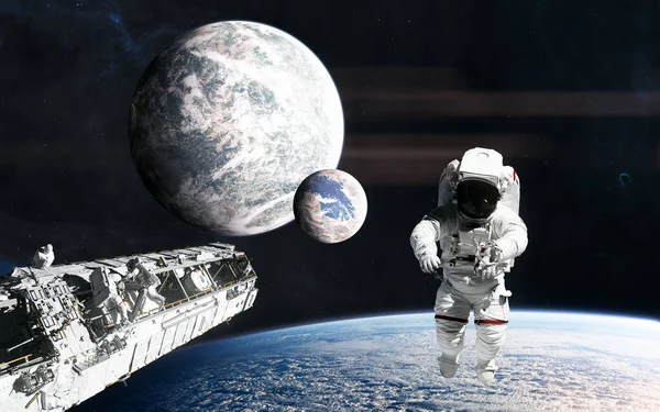 Estación espacial, astronauta en el fondo de planetas en el espacio profundo —  Fotos de Stock