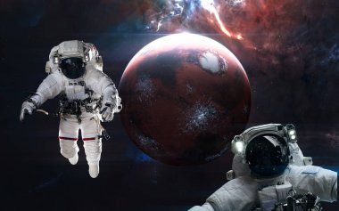Mars. Kızıl Gezegen 'in önündeki astronotlar. Güneş sistemi. 3 Boyutlu Hazırlama