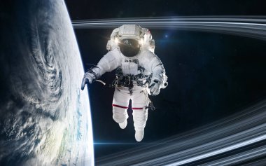 Uzayın derinliklerindeki bir gezegenin yörüngesindeki astronot.