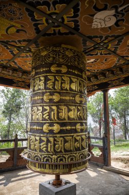 Bhutan buddism Chimi Lhakang Manastırı, Punakha, Bhutan tekerleklere dua