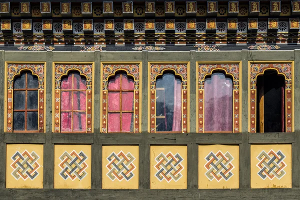 Malarstwo i drewna pracy systemu windows o Tashi Cho Dzong, Thimphu, Bhutan — Zdjęcie stockowe