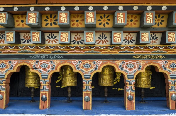 Roues de prière du bouddhisme bhoutanais au monastère de Chimi Lhakang, Punakha, Bhoutan — Photo