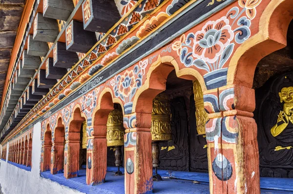 Roues de prière du bouddhisme bhoutanais au monastère de Chimi Lhakang, Punakha, Bhoutan — Photo