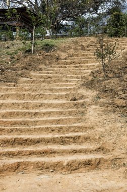 çamurlu merdiven iz