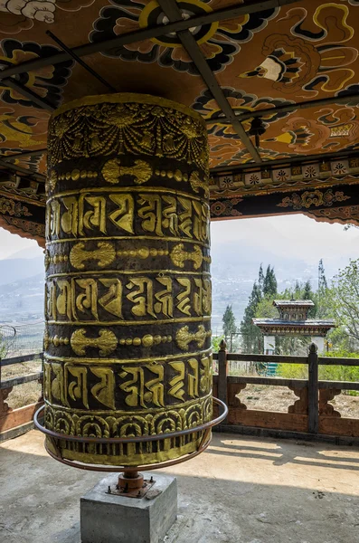 Bhutanesiska buddism be hjul på Chimi Lhakang kloster, Punakha, Bhutan — Stockfoto