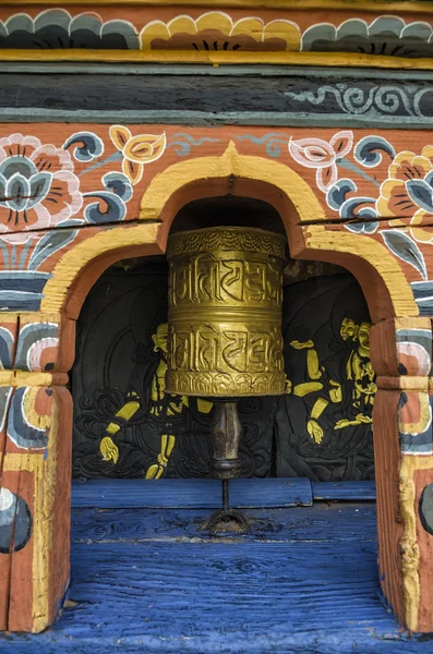 Budismo butanés rezando ruedas en el Monasterio Chimi Lhakang, Punakha, Bután —  Fotos de Stock