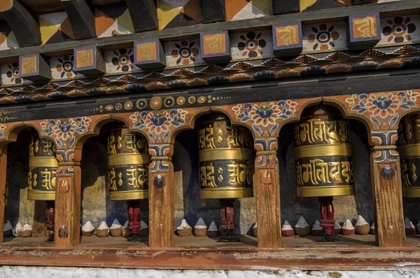 Budismo butanés rezando ruedas en el Templo Kyichu Lhakhang, Paro, Bután —  Fotos de Stock