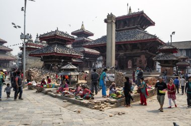 Katmandu, Nepal - 13 Nisan, 2016: street ve 2015 yılında büyük deprem ve yeniden yapılanma oluyor sonra Bhaktapur bina hasar