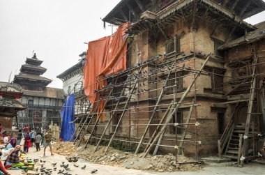 Katmandu, Nepal - 13 Nisan, 2016: street ve 2015 yılında büyük deprem ve yeniden yapılanma oluyor sonra Bhaktapur bina hasar.