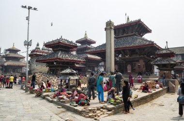 Katmandu, Nepal - 13 Nisan, 2016: street ve 2015 yılında büyük deprem ve yeniden yapılanma oluyor sonra Bhaktapur bina hasar.