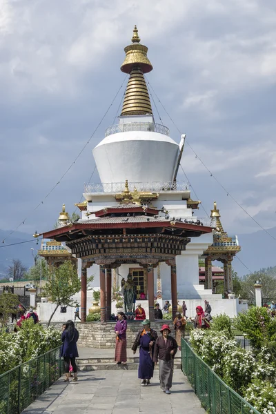 Thimphu, Butão - 9 de abril de 2016: Turistas e povos butaneses se reúnem em torno do Corten Memorial Nacional localizado em Thimphu para oração e bênção . — Fotografia de Stock