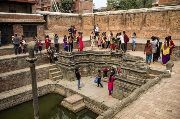 Katmandú, Nepal - 13 de abril de 2016: Visitantes no identificados visitan el famoso Estanque de la Serpiente en el Palacio Real, Bhaktapur, Nepal . —  Fotos de Stock