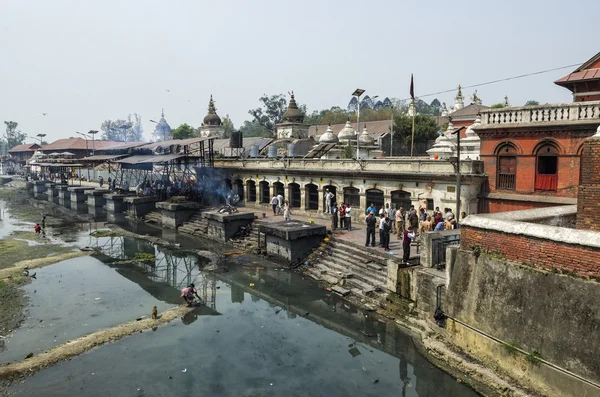 Kathmandu Nepal Kwietnia 2016 Ceremonii Kremacji Wzdłuż Święta Rzeka Bagmati — Zdjęcie stockowe