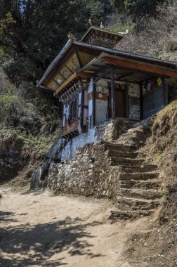 Kaplan yuvası,: Paro, Bhutan - Je Khempo Geshey Guenden Rinchen,: Paro, Bhutan Doğum yeri üzerinde inşa küçük tapınak için patika boyunca Tapınağı.