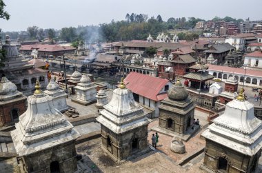 Katmandu, Nepal - 15 Nisan 2016: Pashupatinath Ulusal tanrısı, Lord Pashupatinath koltuk olarak hizmet vermektedir. O da ölü yakma töreni Bhasmeshvar Ghat kutsal Bagmati Nehri boyunca yer.