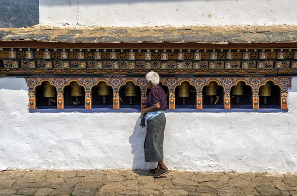 Des Femmes Non Identifiées Tournent Autour Roue Prière Bhoutanaise Monastère — Photo