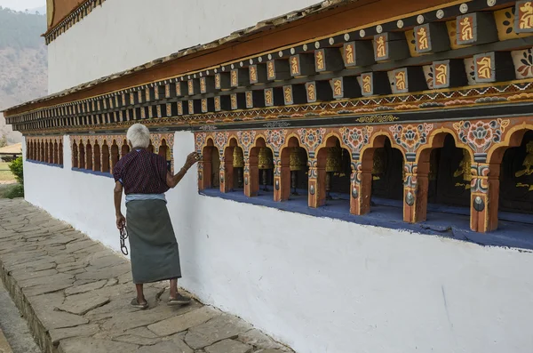 Niezidentyfikowane Kobiety Chodzą Spinining Bhutanu Modląc Się Koła Chimi Lhakang — Zdjęcie stockowe