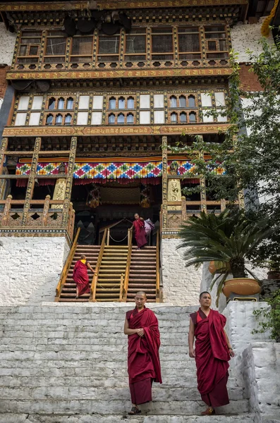 プナカ ブータン 2016 伝統的なローブと正体不明の仏教の僧侶たちが出入りするプナカ ゾンや Pungthang Dewachen Phodrang 修道院 プナカ — ストック写真