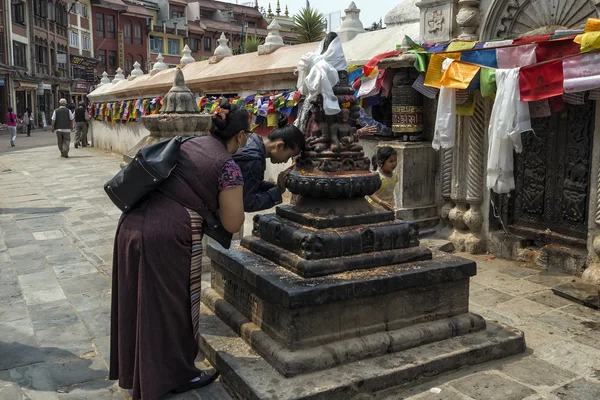 Kathmandu Nepal Kwietnia 2016 Niezidentyfikowane Buddyjskich Pielgrzym Modlitwy Posągów Bogini — Zdjęcie stockowe
