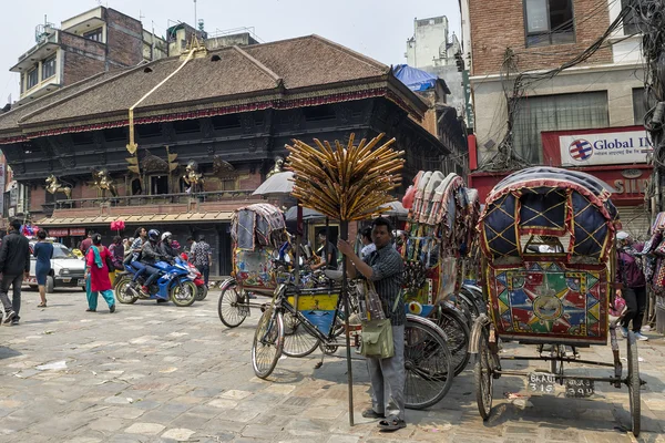 Kathmandu Nepal Kwietnia 2016 Grupa Riksze Ulicy Rynku Tole Asan — Zdjęcie stockowe
