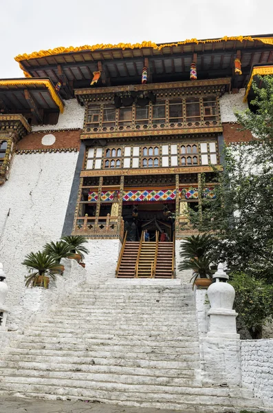 プナカ ブータン 2016 正体不明の僧侶や伝統的なローブを持つ訪問者は入力 プナカ ゾンや Pungthang Dewachen Phodrang 修道院 — ストック写真